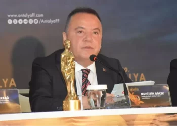Altın Portakal Film Festivali’ni iptal eden Muhittin Böcek, festival ve sanat yönetmenini işten çıkardı