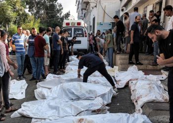 İsrail saldırılarında hayatlarını kaybeden Gazzeliler toplu mezarlara defnediliyor