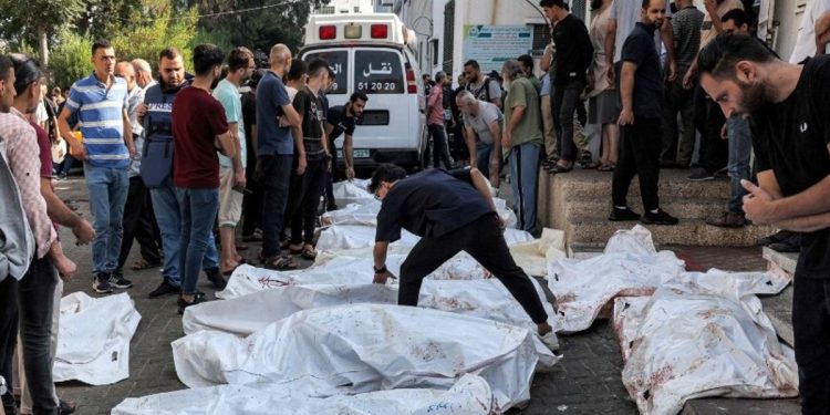 İsrail saldırılarında hayatlarını kaybeden Gazzeliler toplu mezarlara defnediliyor