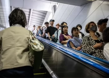 Japonya’nın Nagoya şehrinde yürüyen merdivenlerde yürümek yasaklandı