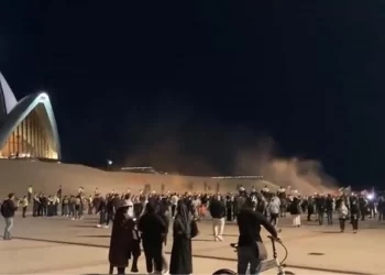 Sydney Opera Binası’nın İsrail bayrağı renkleriyle aydınlatılması protesto edildi
